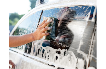 Szyby samochodowe: jak je odpowiednio myć?